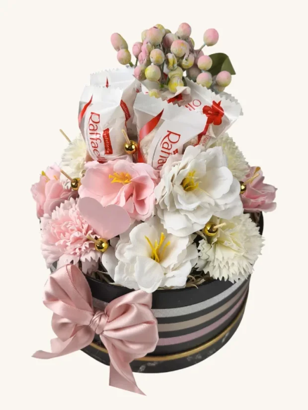 Darčekový box kombinovaný s mydlovými kvetmi a pralinkami, ružovo-biele kvety, Raffaello