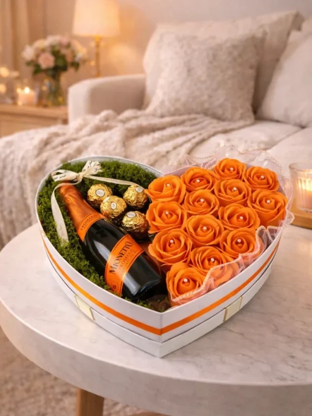 Darčekový box kombinovaný s mydlovými ružami, pralinkami a sektom, srdiečkový box, oranžovo-biela kombinácia
