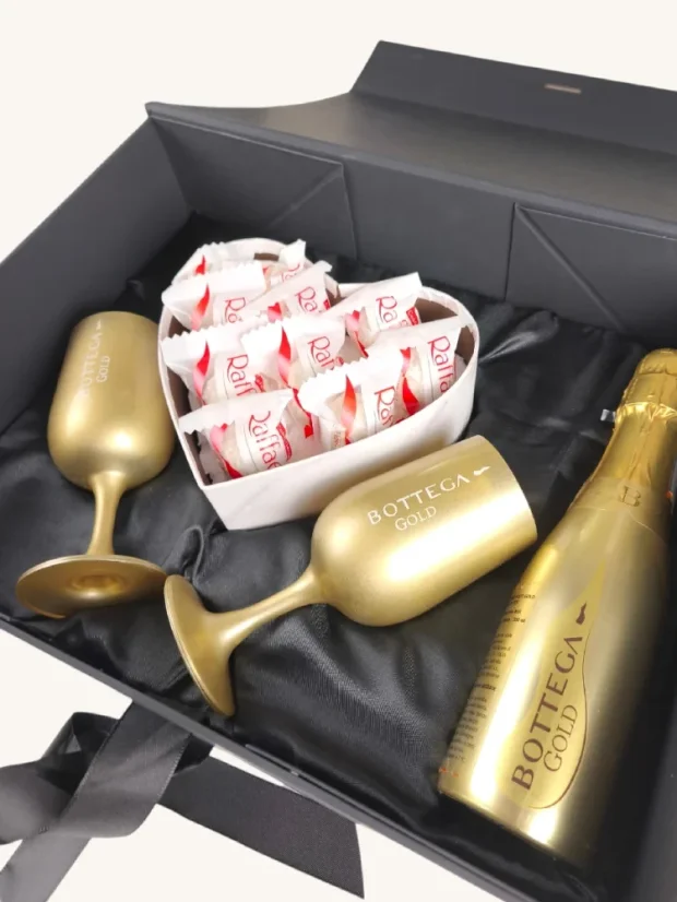 Darčekový box Bottega: zlatá fľaša + zlaté sklenené poháre, čokoládové pralinky Raffaello