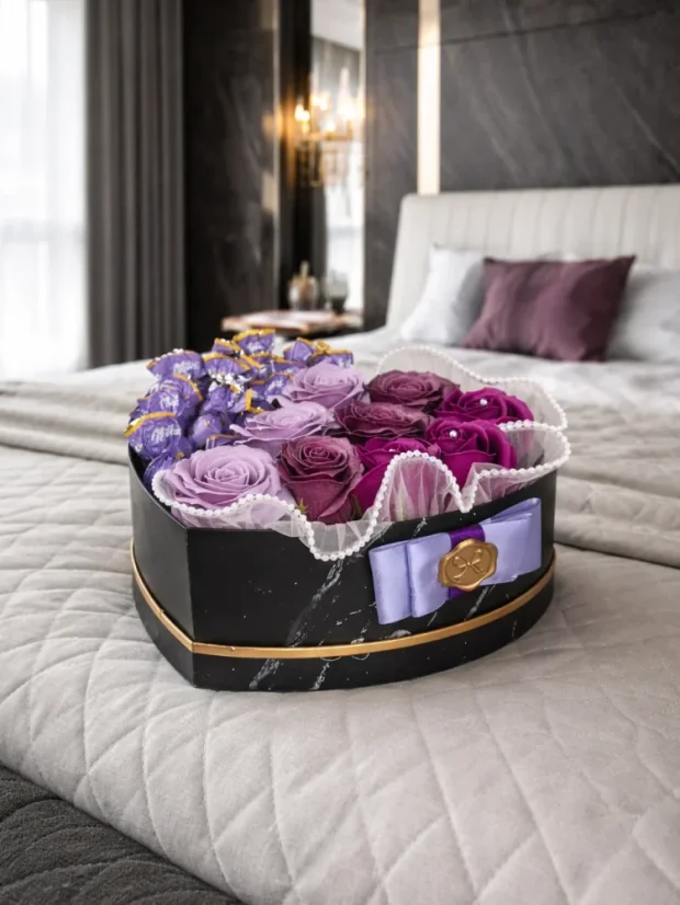Darčekový box kombinovaný s mydlovými ružami a pralinkami, srdiečkový box, fialová kombinácia