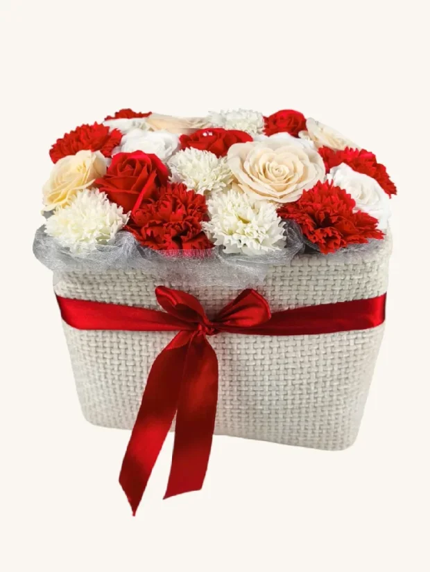 Luxusná kytica mydlových ruží, biely obdĺžnikový košík, pastelové ruže, červené