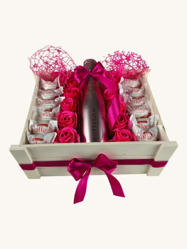 Darčekový box kombinovaný s mydlovými ružami, pralinkami a sektom, štvorcový box, bielo-ružová kombinácia