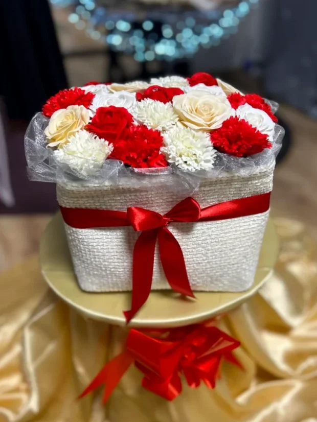 Luxusná kytica mydlových ruží, biely obdĺžnikový košík, pastelové ruže, červené