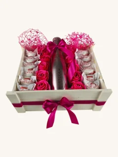 Darčekový box kombinovaný s mydlovými ružami, pralinkami a sektom, štvorcový box, bielo-ružová kombinácia