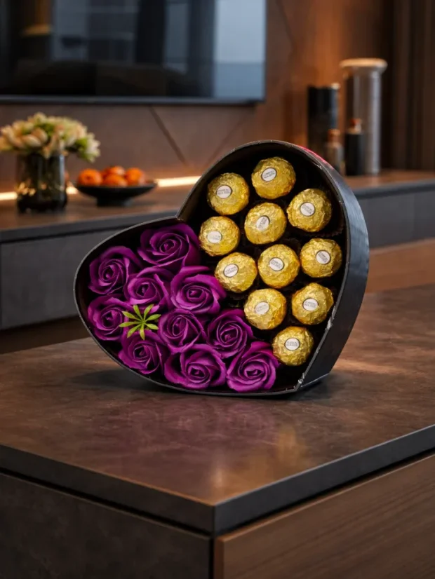 Dárkový box ve tvaru srdce, kombinovaný s růžemi a pralinkami, fialové růže, Ferrero Rocher