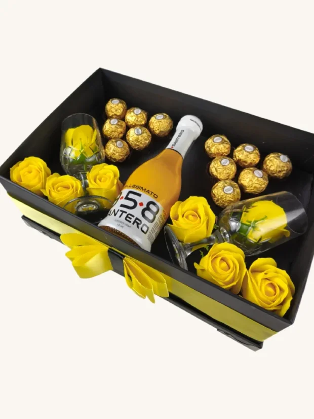 Darčekový box kombinovaný s mydlovými ružami, pralinkami a sektom s krištáľovými pohármi, obdĺžnikový box, čierno-zlatá kombinácia