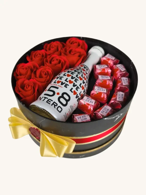 Darčekový box kombinovaný s mydlovými ružami, sektom a pralinkami, okrúhly box, červeno-ružová kombinácia