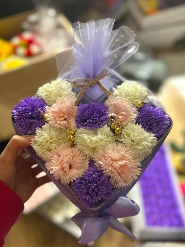 Mydlové kytice + sviečka vo vianočnom boxe, 18x18cm, fialový box