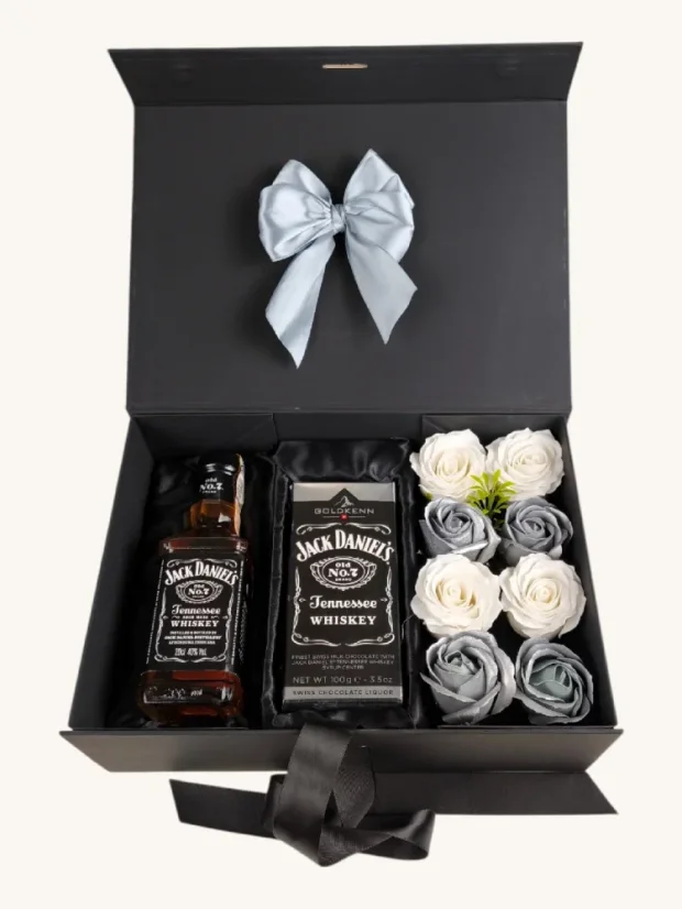 Zestaw prezentowy Jack Daniel's: whisky, szwajcarska czekolada, mydlane róże, pudełko prezentowe