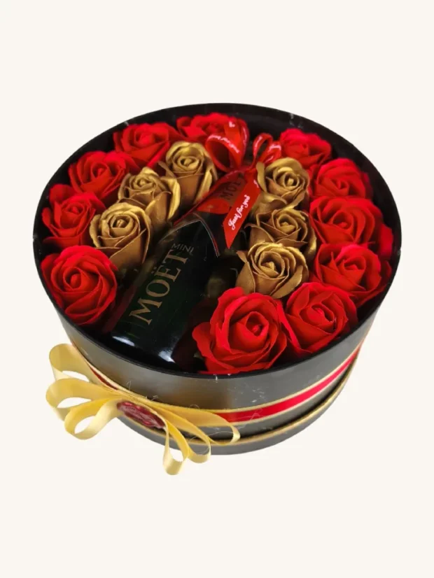 Darčekový box kombinovaný s mydlovými ružami a sektom, okrúhly box, červeno-zlaté ruže