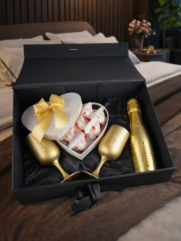 Dárkový box Bottega: zlatá láhev + zlaté skleněné sklenice, čokoládové pralinky Raffaello
