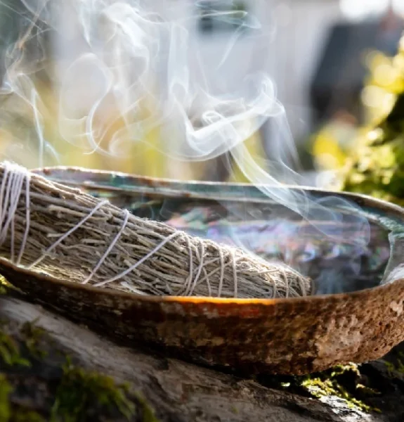 Czym jest okadzanie? Rytuał oczyszczania z negatywnej energii