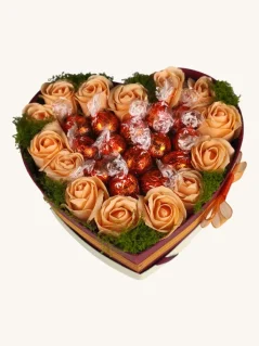 Darčekový box kombinovaný s mydlovými ružami a pralinkami, srdiečkový box, oranžová kombinácia