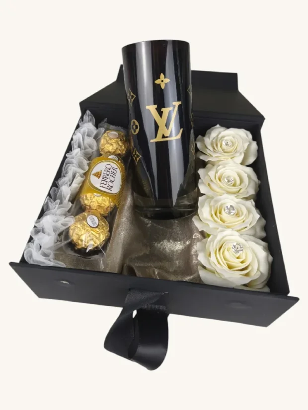 Dárkový box Louis Vuitton, skleněná váza, mýdlové zlaté růže, čokoládové pralinky