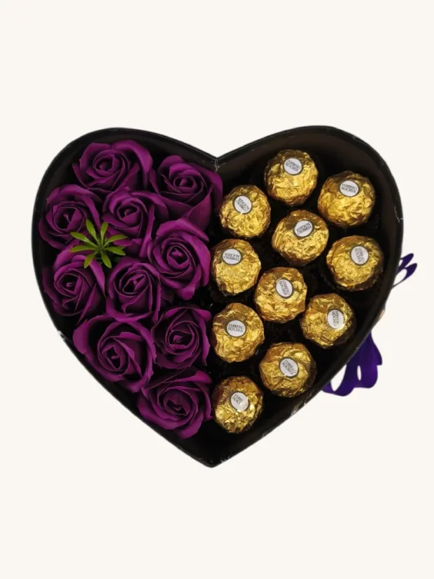 Dárkový box ve tvaru srdce, kombinovaný s růžemi a pralinkami, fialové růže, Ferrero Rocher