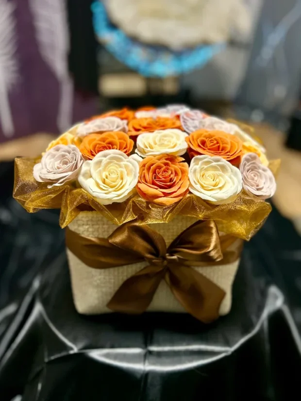 Luxusná kytica mydlových ruží, biely obdĺžnikový košík, pastelové ruže, oranžovo-hnedé