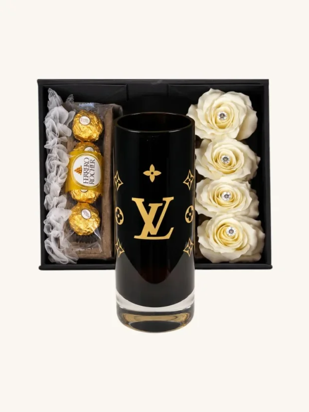 Dárkový box Louis Vuitton, skleněná váza, mýdlové zlaté růže, čokoládové pralinky