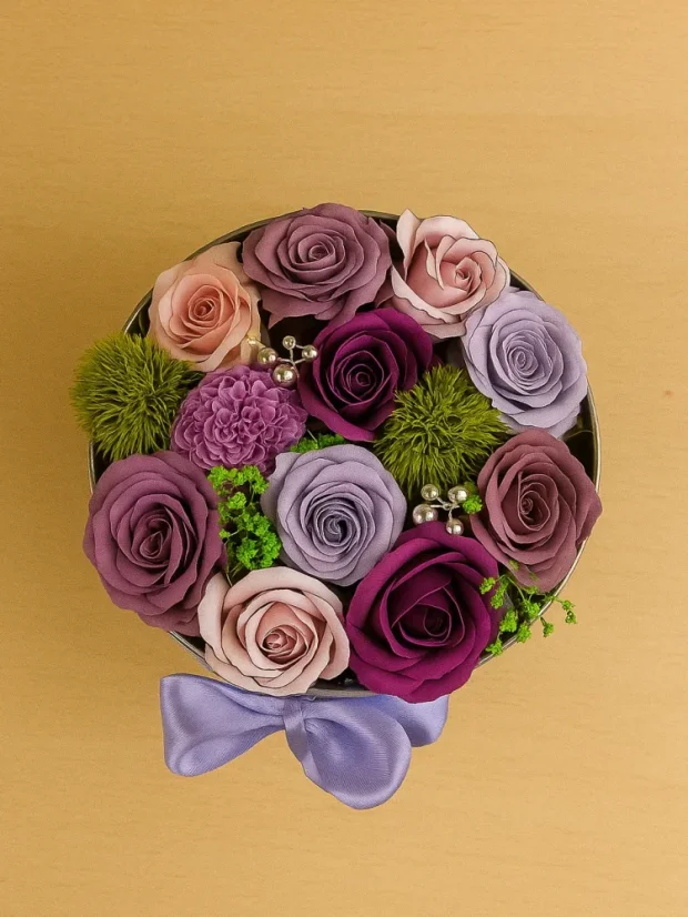 Purpurowa harmonia – mydlane bukiety w pudełku prezentowym, metalowa puszka ø17×10 cm, zamykana wieczkiem