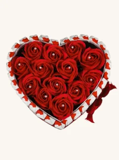 Darčekový box v tvare srdca, kombinovaný s ružami a pralinkami, červené ruže, Kinder