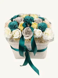 Luxusná kytica mydlových ruží, biely obdĺžnikový košík, pastelové ruže, smaragdové