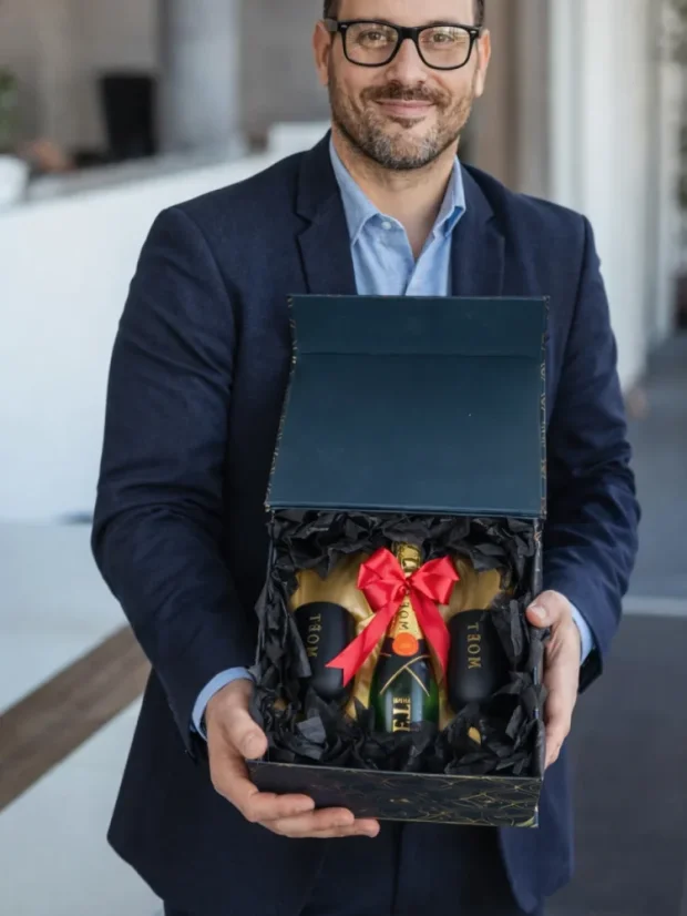 Business box Moët so sklenenými pohármi, zlatý box s magnetom