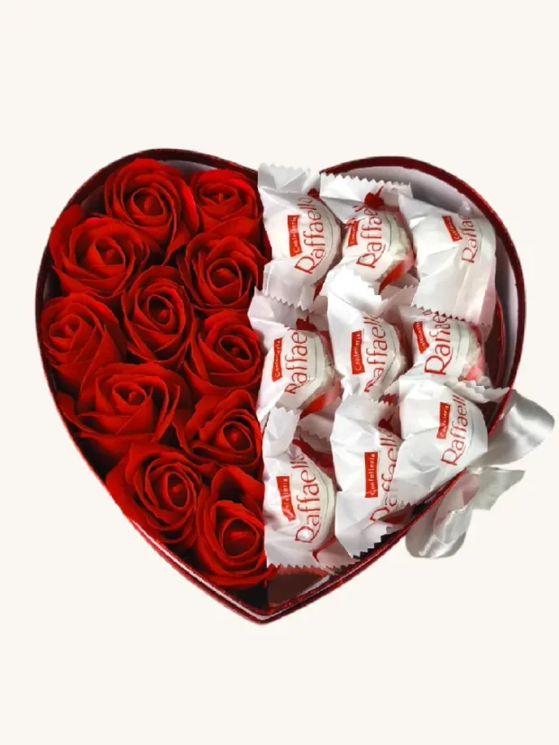 Darčekový box v tvare srdca, kombinovaný s ružami a pralinkami, červené ruže, Raffaello