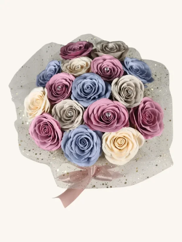 Luxusná kytica mydlových ruží, biely okrúhly košík, pastelové ruže