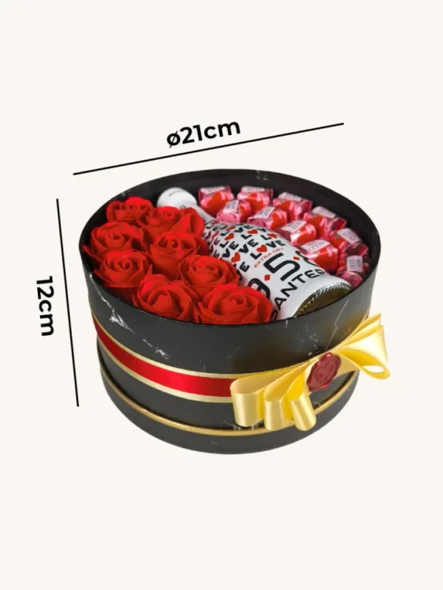 Darčekový box kombinovaný s mydlovými ružami, sektom a pralinkami, okrúhly box, červeno-ružová kombinácia