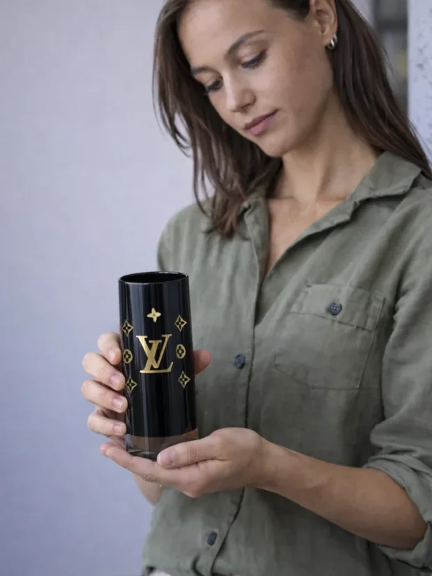 Darčekový box Louis Vuitton, sklenená váza, mydlové zlaté ruže, čokoládové pralinky