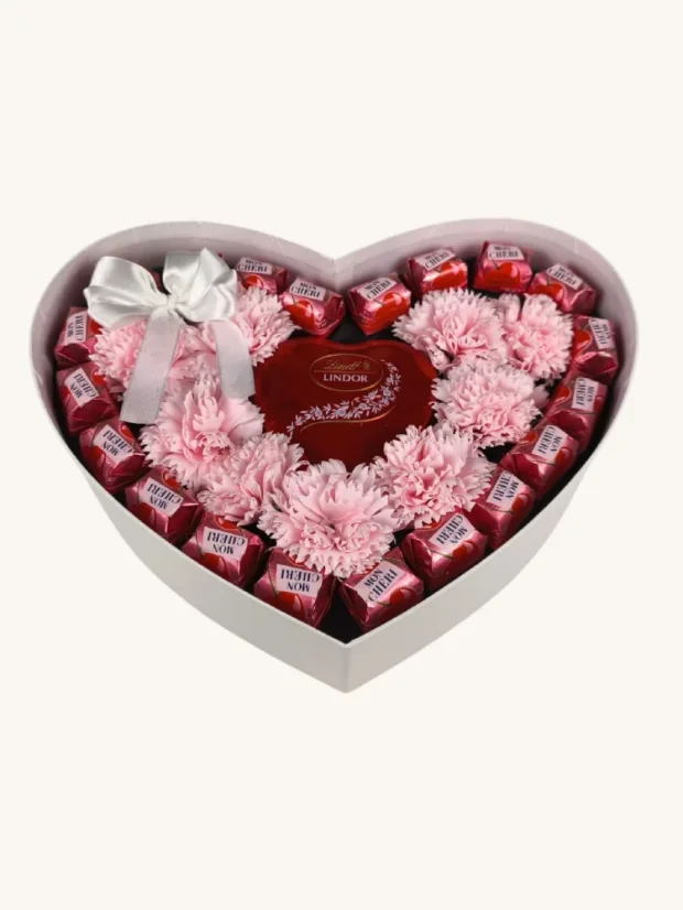 Darčekový box Lindt + Mon Cheri, srdiečkový box doplnený o mydlové kvety