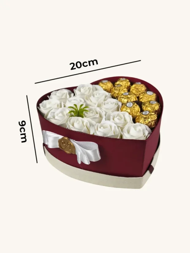 Dárkový box ve tvaru srdce, kombinovaný s růžemi a pralinkami, bílé růže, Ferrero Rocher
