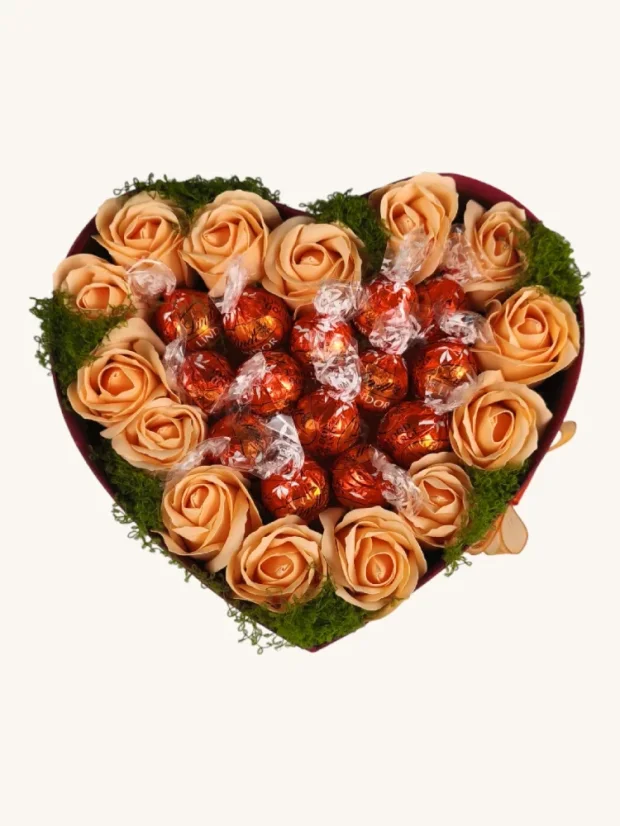 Darčekový box kombinovaný s mydlovými ružami a pralinkami, srdiečkový box, oranžová kombinácia