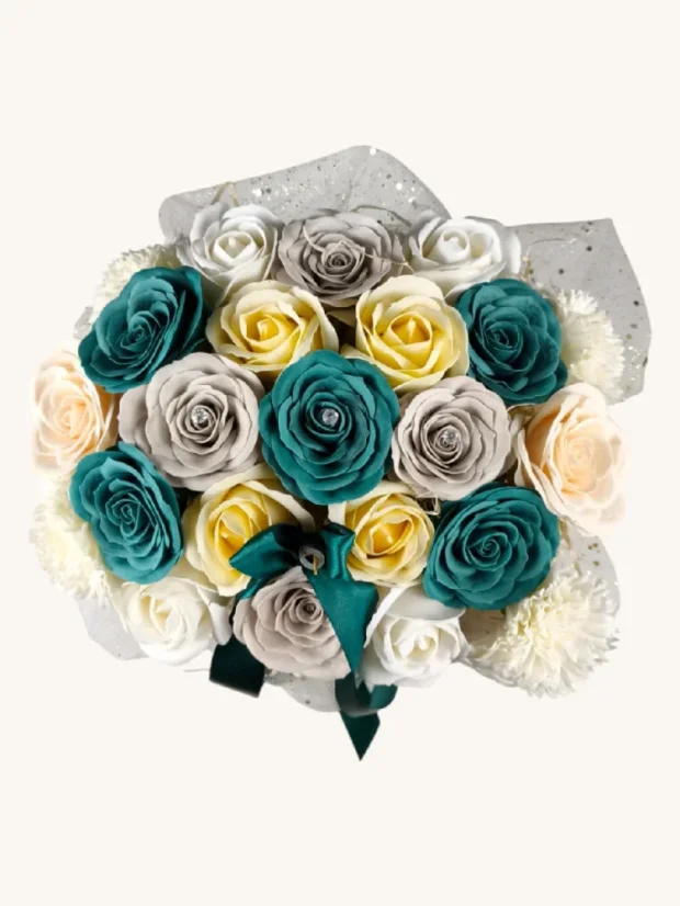 Luxusná kytica mydlových ruží, biely obdĺžnikový košík, pastelové ruže, smaragdové