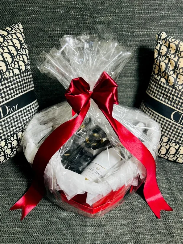 Darčekový box Moët, veľká fľaša + sklenené poháre, s pralinkami, čierno-zlatá kombinácia