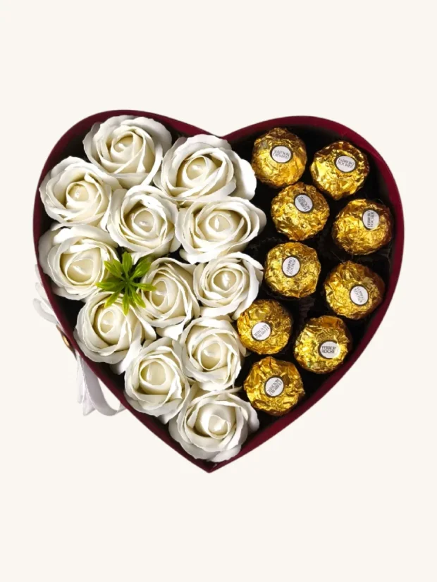 Dárkový box ve tvaru srdce, kombinovaný s růžemi a pralinkami, bílé růže, Ferrero Rocher