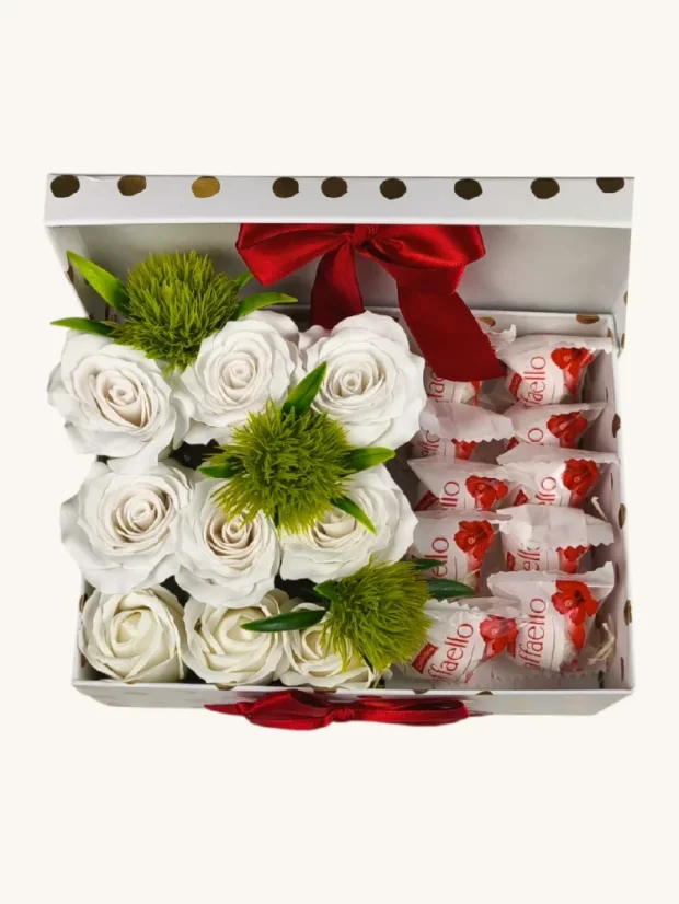 Darčekový box kombinovaný s mydlovými ružami a pralinkami, biele ruže, Raffaello