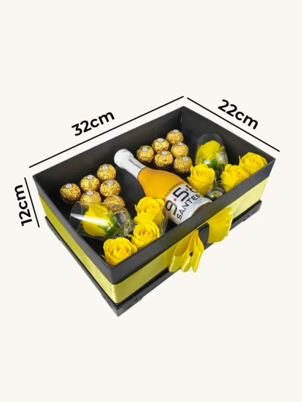 Darčekový box kombinovaný s mydlovými ružami, pralinkami a sektom s krištáľovými pohármi, obdĺžnikový box, čierno-zlatá kombinácia