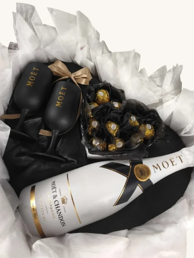 Darčekový box Moët, veľká fľaša + sklenené poháre, s pralinkami, čierno-zlatá kombinácia
