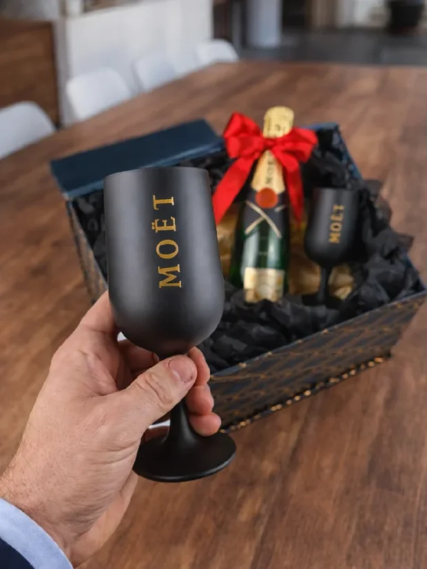 Business box Moët so sklenenými pohármi, zlatý box s magnetom