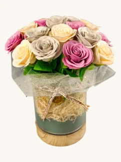 Luxusná kytica mydlových ruží, sklenená dóza na drevenom podstavci, pastelové ruže