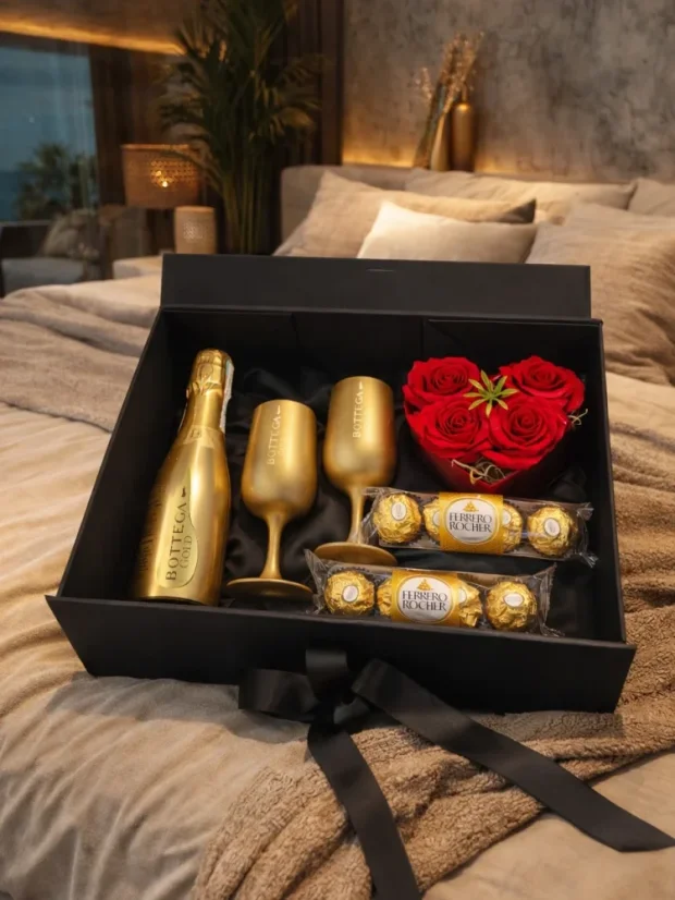 Dárkový box Bottega: zlatá láhev + zlaté skleněné sklenice, čokoládové pralinky, mýdlové růže