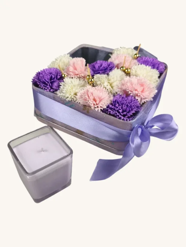 Mydlové kytice + sviečka vo vianočnom boxe, 18x18cm, fialový box
