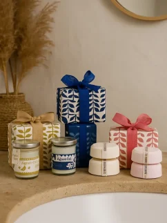 Darčekové balenie Agnes + Cat, sviečka a 2 šumivé bomby do kúpeľa