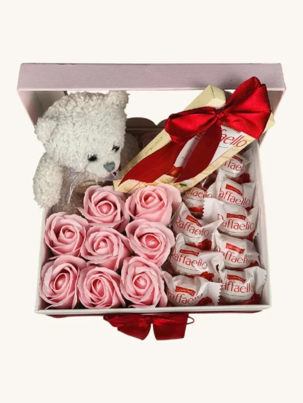 Darčekový box kombinovaný s mydlovými ružami a pralinkami, ružové ruže, Raffaello, plyšový macko