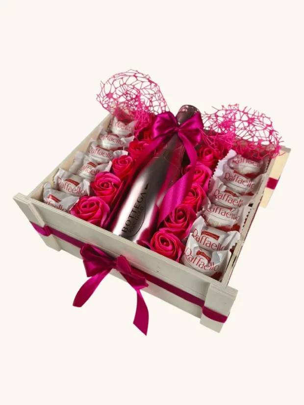 Darčekový box kombinovaný s mydlovými ružami, pralinkami a sektom, štvorcový box, bielo-ružová kombinácia