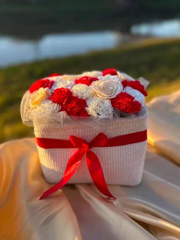 Luxusná kytica mydlových ruží, biely obdĺžnikový košík, pastelové ruže, červené