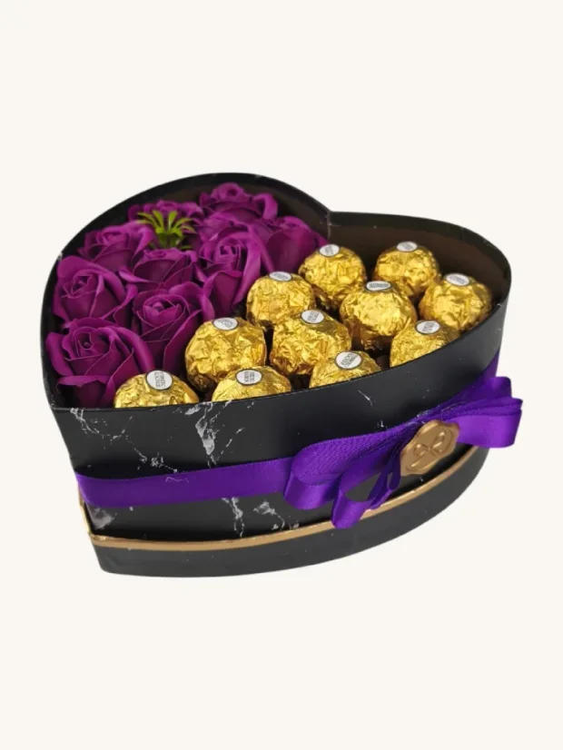 Dárkový box ve tvaru srdce, kombinovaný s růžemi a pralinkami, fialové růže, Ferrero Rocher