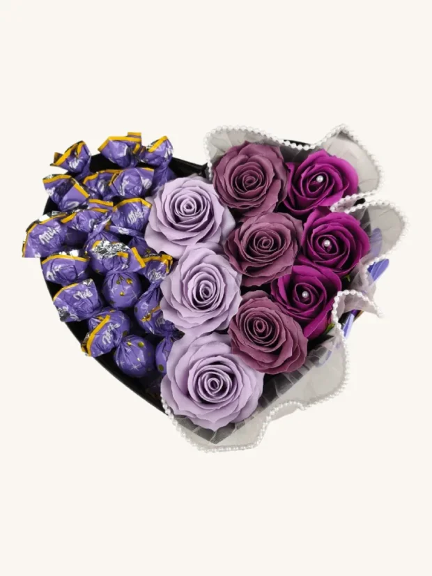 Darčekový box kombinovaný s mydlovými ružami a pralinkami, srdiečkový box, fialová kombinácia