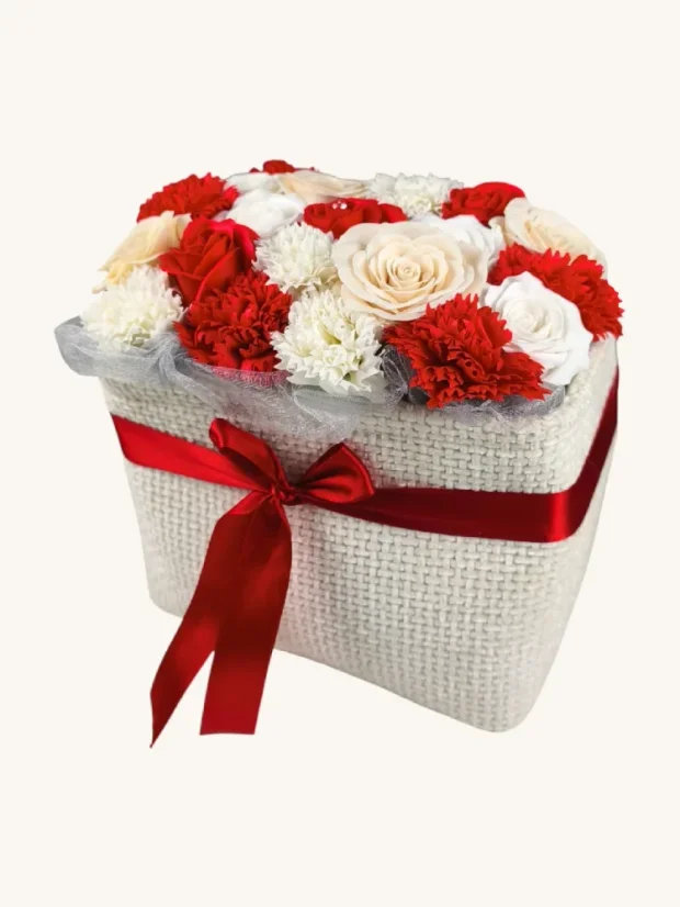 Luxusná kytica mydlových ruží, biely obdĺžnikový košík, pastelové ruže, červené