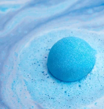 Šumivé bomby s bambuckým maslom? Hebká pokožka a voňavý kúpeľ v jednom